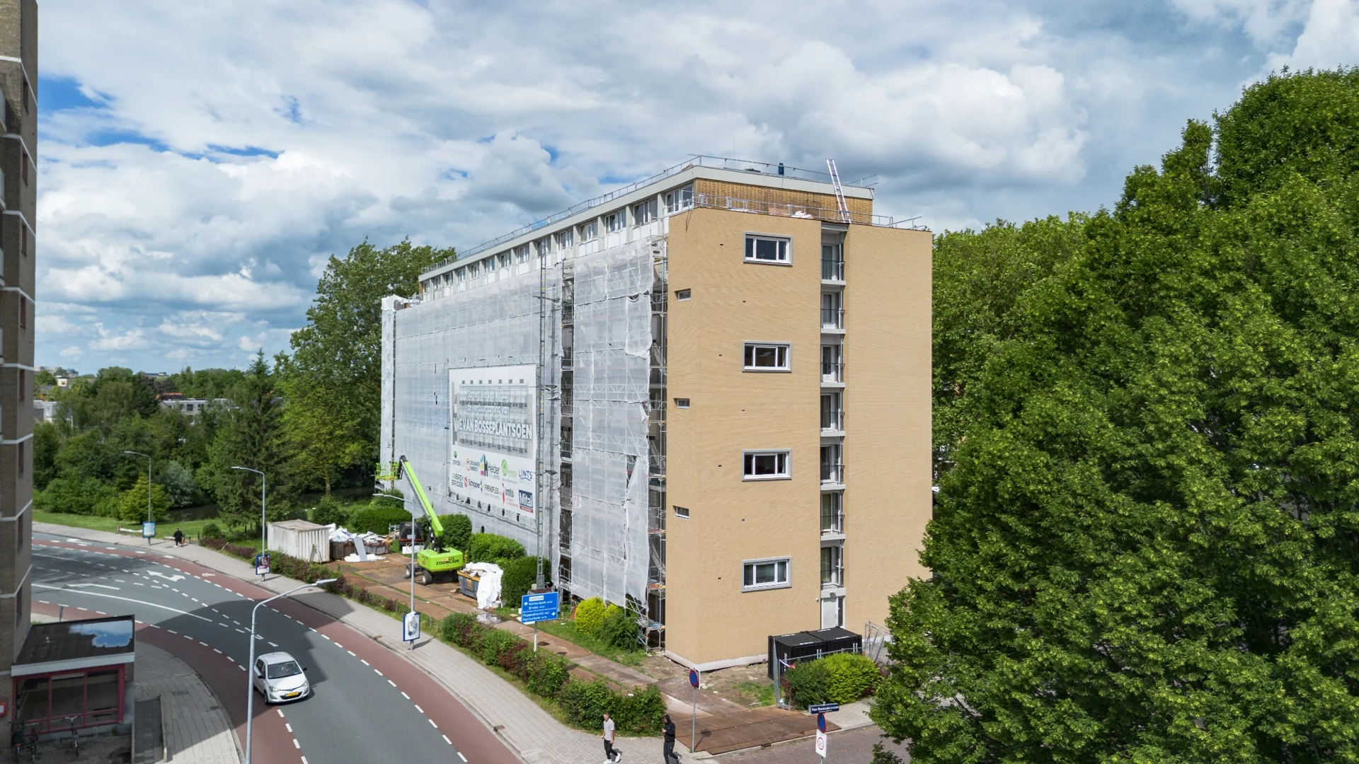 Luchtfoto van vernieuwde kopgevel en ingepakte steigers langs Bosseplantsoen