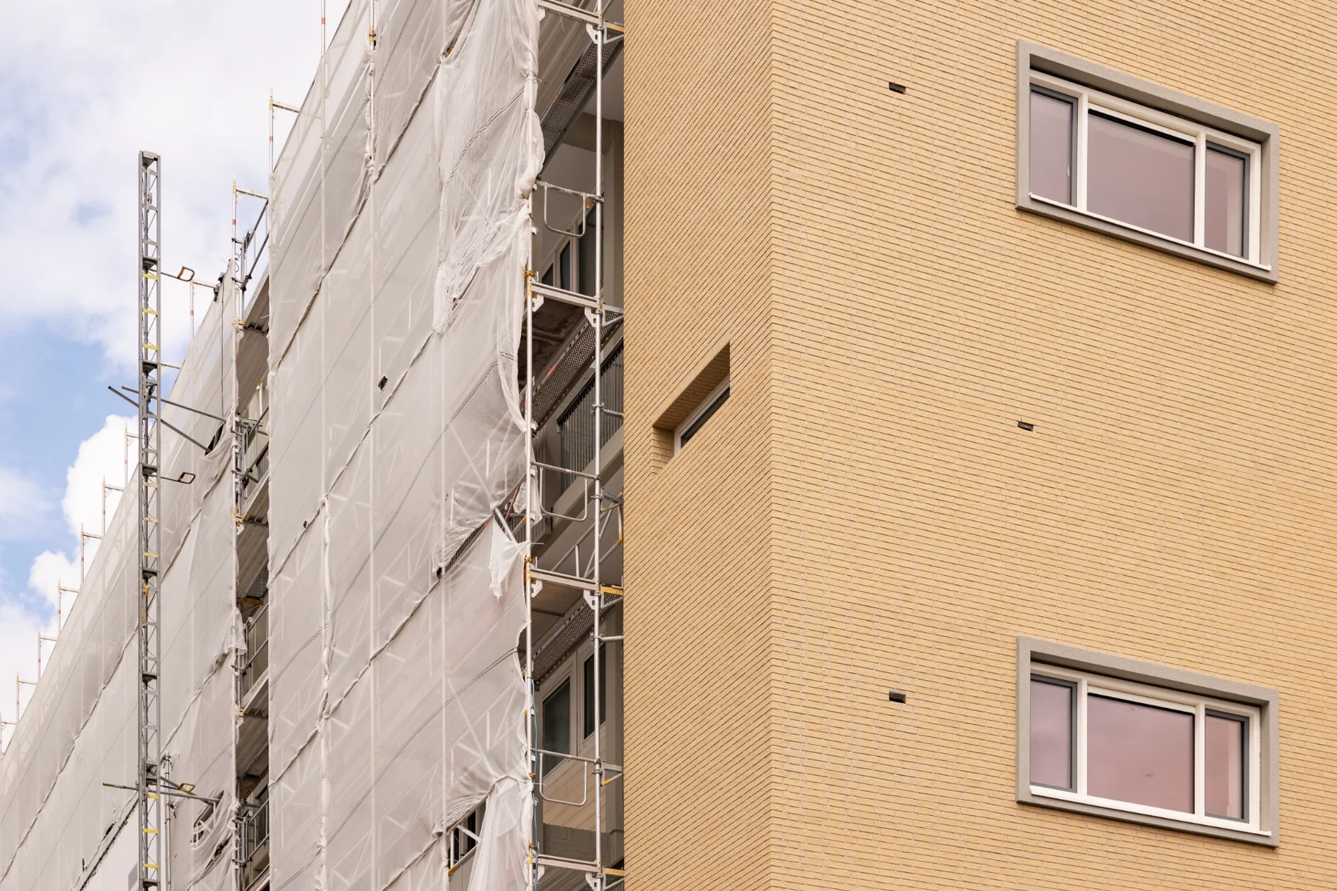 Detail van vernieuwd metselwerk naast de steigers van Bosseplantsoen