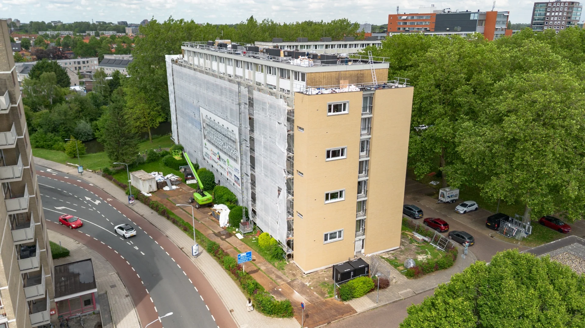 Dronefoto van Bosseplantsoen met steigers langs de gevel