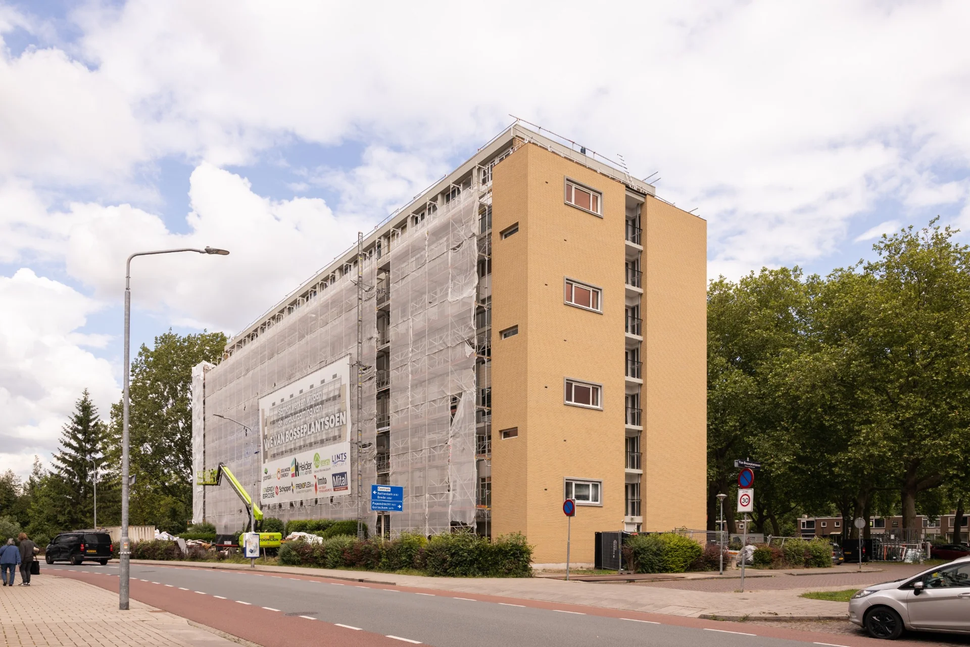 Bosseplantsoen tijdens de uitvoering met bouwdoek en projectbanner