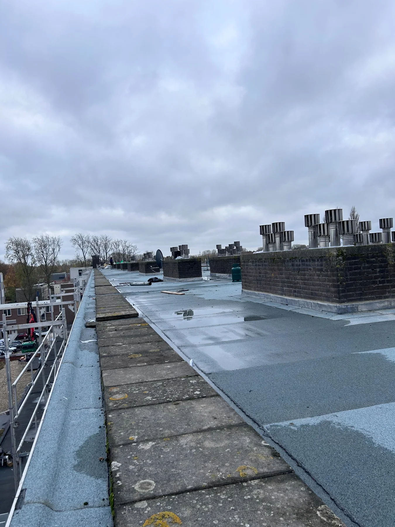 Dakbedekking en extra isolatie bij VvE Slinge 602–688 in Rotterdam