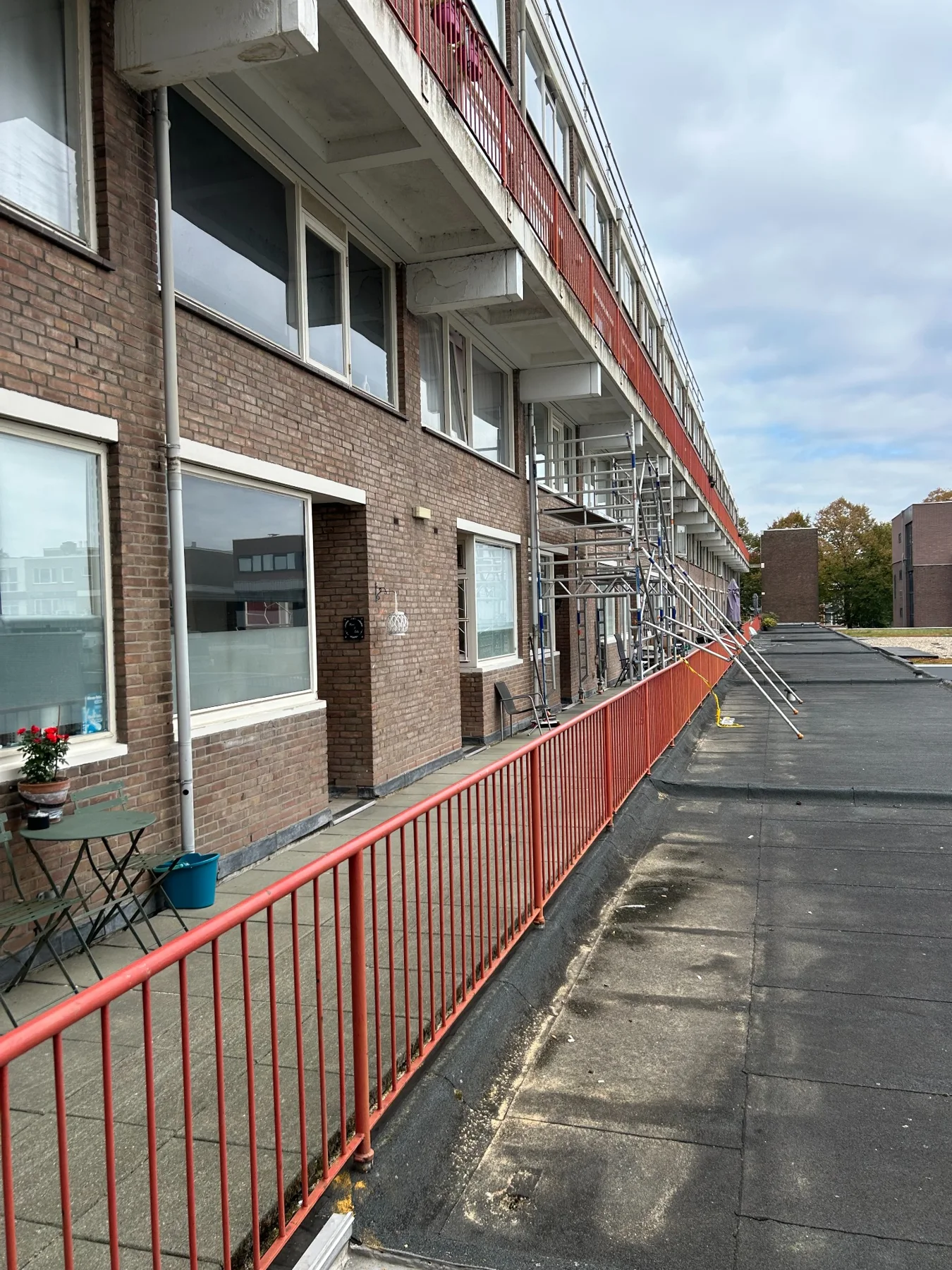 Galerij en gevel van VvE Slinge 602–688 tijdens het project