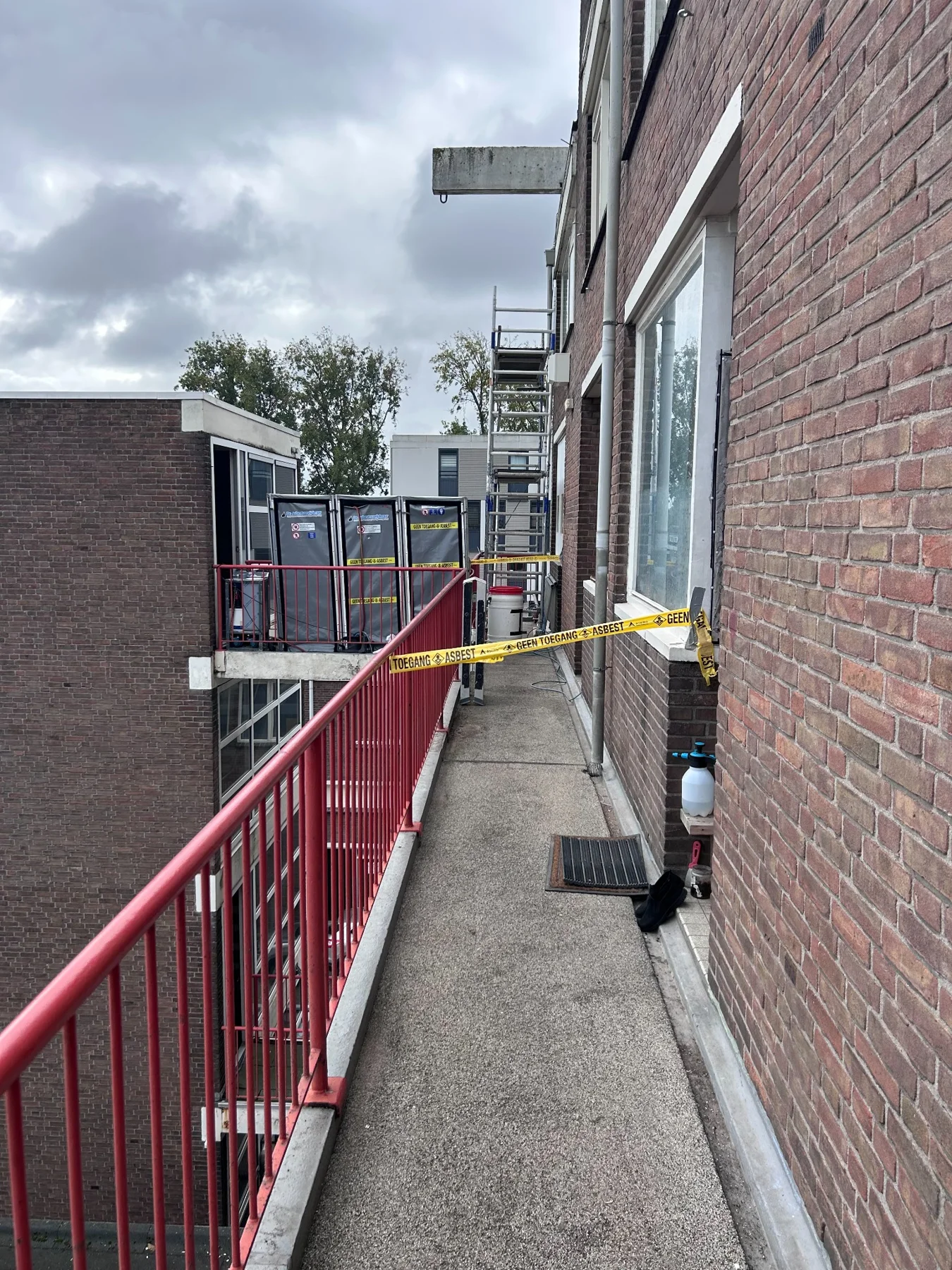 Uitvoering aan de galerij bij VvE Slinge 602–688 in Rotterdam